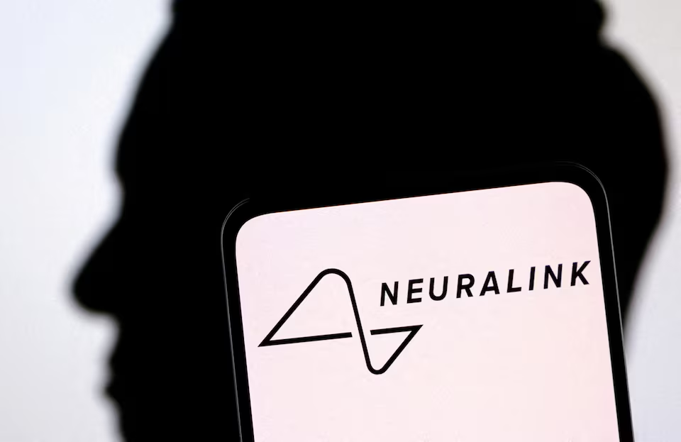 Логотип Neuralink и силуэт Илона Маска видны на этой иллюстрации, сделанной 19 декабря 2022 года.