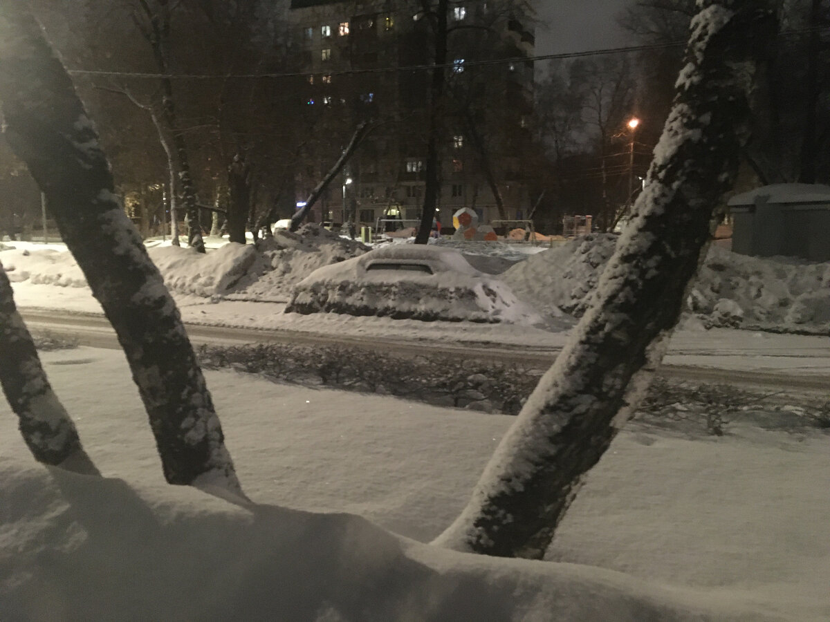 Автомобиль, замурованный в сугроб, сфотографирован автором поста в Москве этой зимой