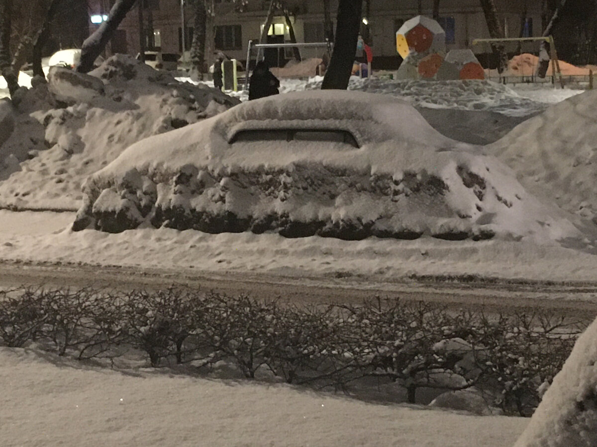 Замурованная в снег машина снята автором статьи в Москве этой зимой