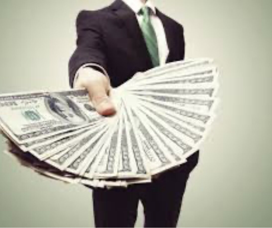 ⚡️Много бизнес-идей гибнет ещё в стадии «зародышей», так и не успев развиться в полноценный бизнес. И частая причина - это отсутствие финансирования. 

💰💰💰Где взять деньги на строительство производства и его развитие?

✅Фонды
Стартапы на «посевной» стадии могут рассчитывать на инвестиции от венчурных фондов. 
Но прямо сейчас привлечь деньги от них может быть сложно: после 2022 года число фондов в России снизилось, часть из них перестали вкладывать в российские проекты, сместив фокус на зарубежные, а оставшиеся фонды инвестируют осторожно и не хотят лишний раз рисковать.

Но это не значит, что проекту на «посевной» стадии сегодня закрыт путь к деньгам частных венчурных фондов. Они готовы инвестировать, но только в качественные проекты (с востребованной технологией; не просто с первыми, а с повторяющимися продажами), которые отвечают их стратегии и компетенциям.
Но стартапам нужно пытаться привлечь деньги именно от них:
«С правильно выбранным фондом найдется синергия в развитии проекта и будет обеспечен фундаментальный подход к дальнейшему росту компании», - считают специалисты.

✅😇Бизнес-ангелы
Самый перспективный вариант найти деньги на «посевной»стадии - бизнес-ангелы.
Это состоятельные физлица с интересом к инвестициям. И в отличие от фондов их активность в 2023 году выросла. Сейчас они обеспечивают основную часть инвестиций seed-проектов, по данным аналитической компании Dsight. Один бизнес-ангел обычно готов вложить в стартап 1-2 млн рублей, и нередко такие сделки собираются вскладчину.
На ангельские деньги есть спрос. Некоторых фаундеров отпугивает «венчур с госокраской», например государственные гранты или средства от госфондов - они видят в этом риск для будущего развития за рубежом. А бизнес-ангелы для таких стартапов «понятнее и безопаснее».

😇Как искать ангелов?

✅Нетворкинг
Один из самых важных факторов в поиске бизнес-ангела - нетворкинг (создание и развитие сети полезных знакомств). Можно сходить на несколько венчурных мероприятий, выступать на конференциях и митапах - так можно создать нетворк и через сарафанное радио найти инвесторов и союзников.

✅Клубы инвесторов
Бизнес-ангелы часто состоят в клубах инвесторов и бизнес-сообществах. Среди них - «Синдикат», «Клуб бизнес-ангелов» Sk Capital, Prosto VC и другие. Такие клубы помогают им инвестировать в стартапы совместно - и сейчас этот формат особенно популярен. 
Чтобы попасть на радар клуба, можно заполнить заявку на его сайте, а чтобы познакомиться с конкретным инвестором - обратиться к нему в соцсетях. 
Еще один способ - писать в соцсетях основателям уже зрелых стартапов. Нередко они становятся бизнес-ангелами.

✒️📨Прежде чем писать инвестору, стоит узнать его фокус — в какие именно проекты он вкладывает, советуют эксперты.
Эту информацию можно найти во всевозможных источниках — от сайта до соцсетей. Лучше связываться с теми инвесторами, кто уже вкладывал в похожие на ваш проекты.

✒️📨Когда «идеальный» инвестор найден, подготовьте для обращения к нему краткое описание проекта и презентацию, а также инвестиционный запрос - сколько средств и на что ищет основатель.
Важно понимать, что инвестор вкладывает в ваш проект, чтобы заработать, поэтому лучше сразу обозначать ему перспективы выхода (продажи доли в будущем. 
📈Бизнес-ангелы обращают внимание на выручку и ее рост, а нередко спрашивают и про перспективы получить прибыль. 

📨✒️После общения с любым предпринимателем или ангелом, пусть и безрезультатного, попросите его порекомендовать вас кому-нибудь, кто может быть заинтересован в подобном стартапе. 
Знакомство через рекомендацию - лучший вариант поиска инвестора. 
Все как в продажах, только воронка очень узкая. 

