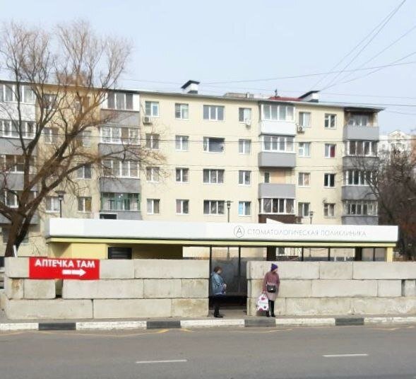    Остановки защищены бетонными блоками.