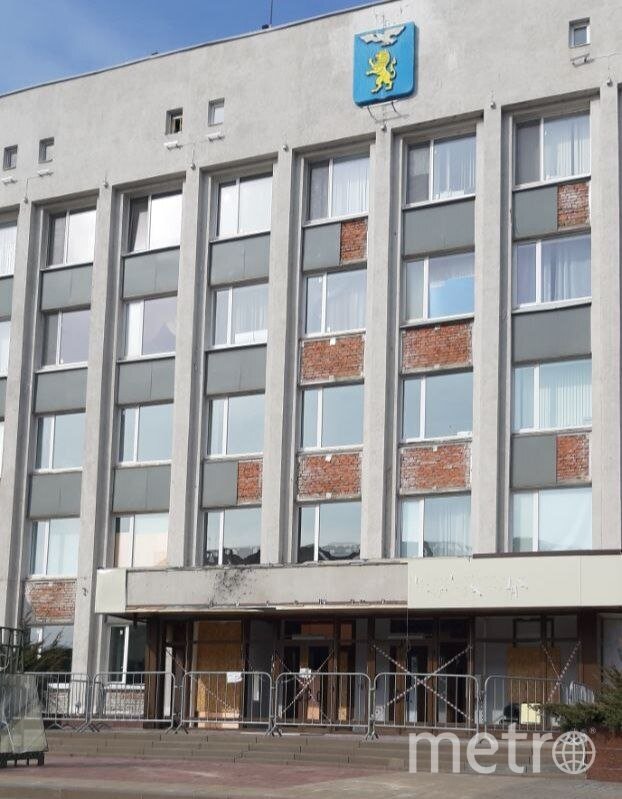    Зданию администрации тоже досталось.