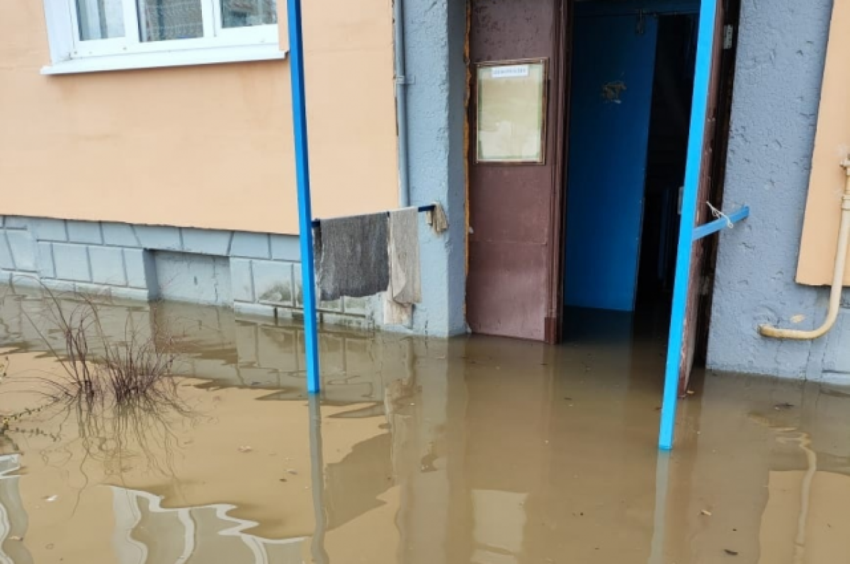    В пригороде Калуги подтопило подъезд жилого дома