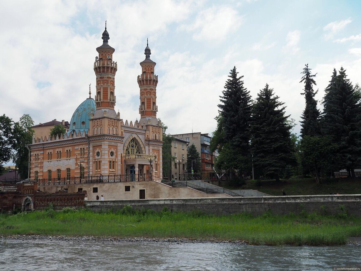    Суннитская мечеть, набережная реки Терек. Фото: Сергей Василец