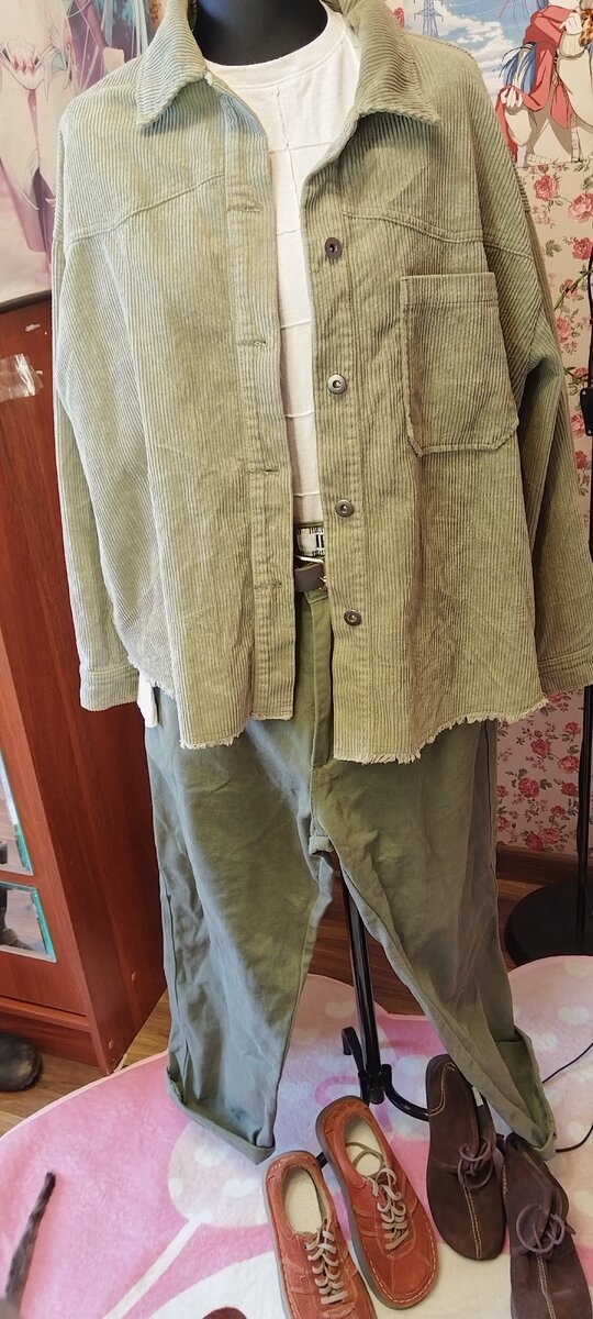 Внизу край не обработан. Я очень люблю такойприем в одежде. Мне кажется, что такая бахрома придает стиля вещи, ну по крайней мере данной рубахе.