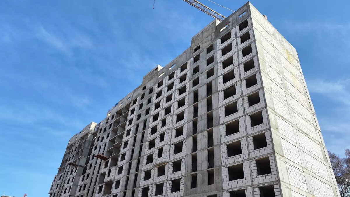     На данный момент неизвестно, когда проблемный ЖК «Дом на Горького» в Нижнем Новгороде будет достроен. Сроки завершения работ будут определены после того, как проект пройдет госэкспертизу. Соответствующую информацию NewsNN предоставили в региональном минстрое.