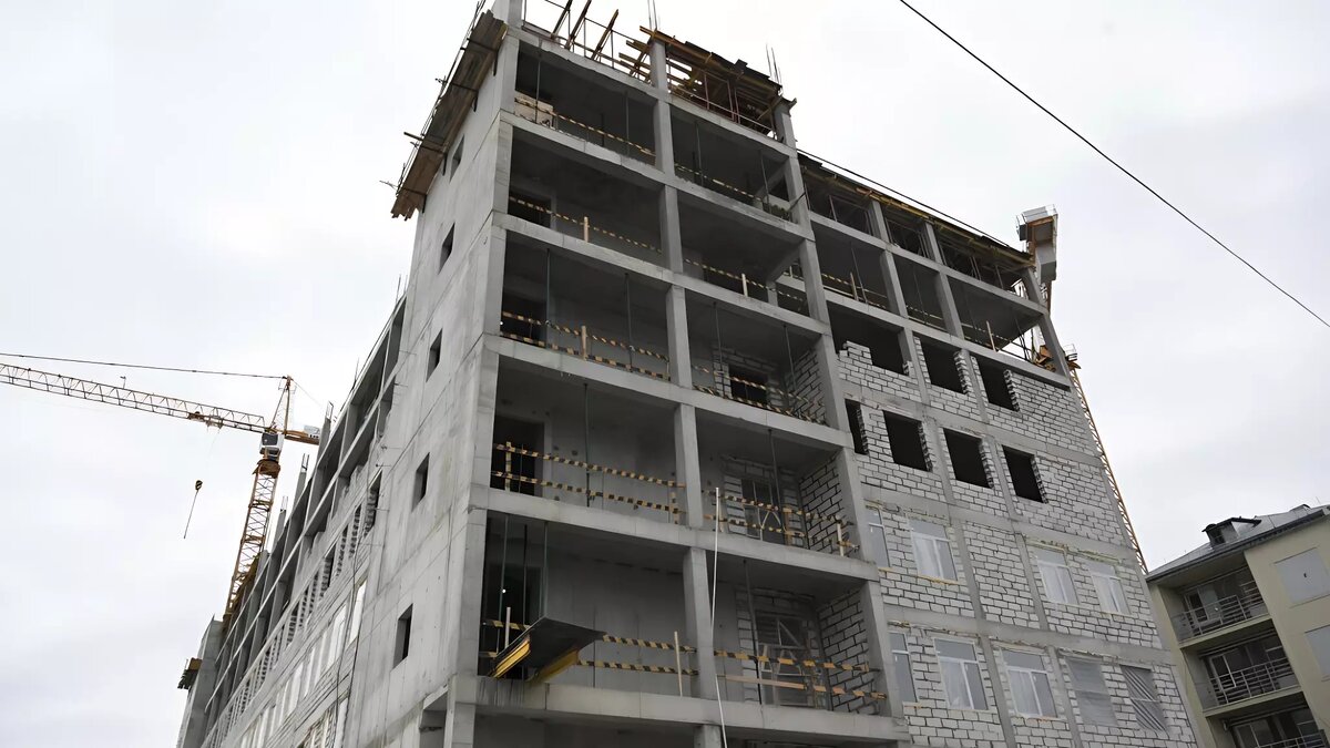 студенты на стройке. него на стройке. строительство будет работать. строители. куча мигрантов на стройке работают.