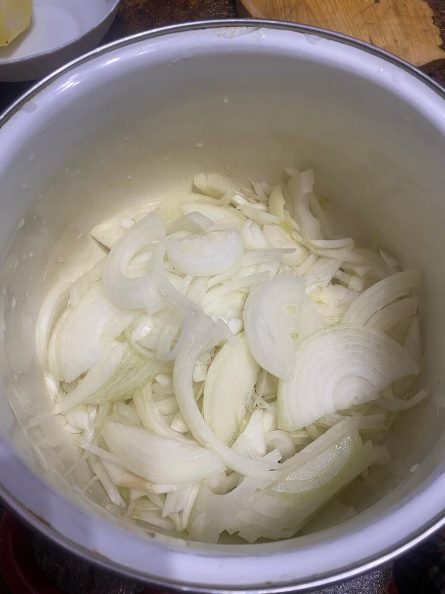 Нарезаем полукольцами лук и складываем в эмалированную кастрюлю.