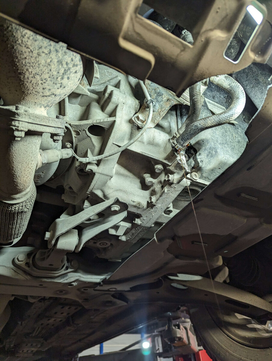 Для подключения установки по замене масла требуется разомкнуть систему охлаждения коробки передач