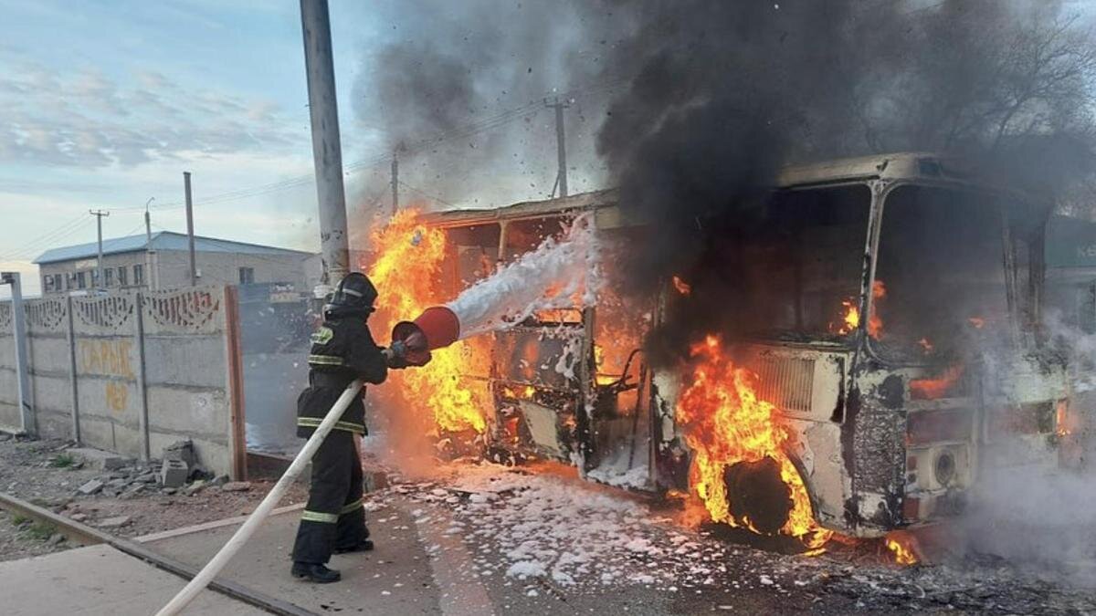    Горящий автобус в Таразе:instagram.com/jambyl_tjd