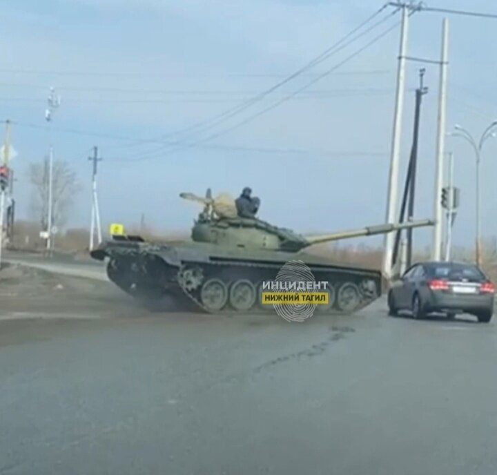    В Нижнем Тагиле автомобиль столкнулся с танком