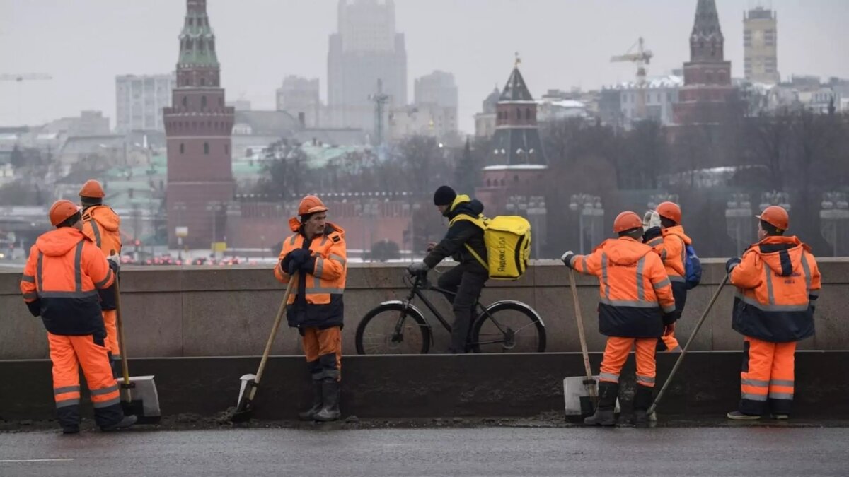     Госдума принимает меры по ужесточению миграционного законодательства, которые приведут к сокращению иностранной рабочей силы. Минтруд предложил ограничить двумя годами срок заключения трудовых договоров с мигрантами. Договор можно будет расторгнуть досрочно. Сможет ли Россия обойтись без мигрантов?