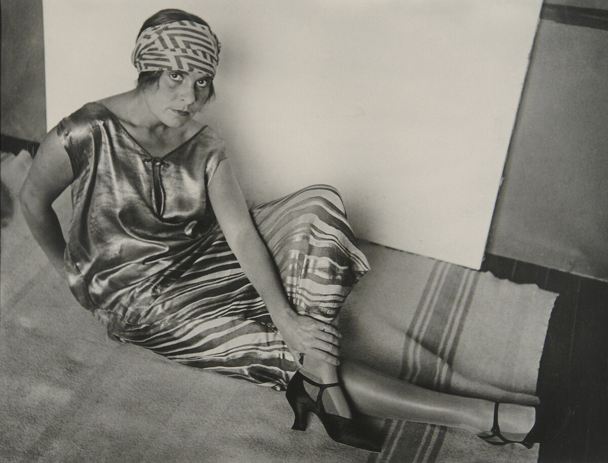 Александр  Родченко "Лиля Брик в золотом платье", Виртуальный музей русского искусства Юрия Трайсмана, официальный сайт -  www.russianartsfoundation.com  