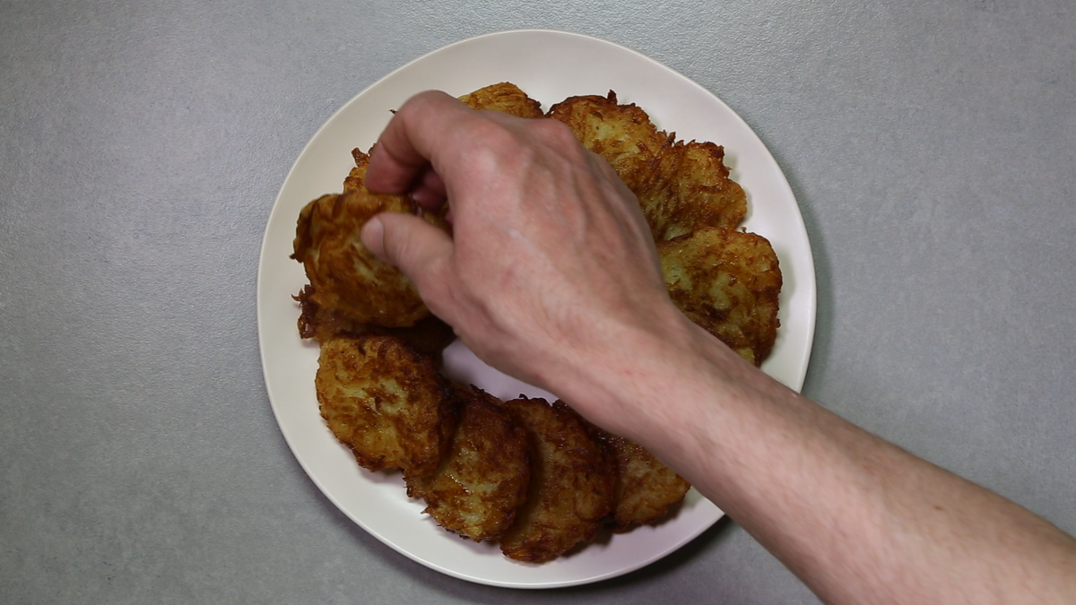 Что добавляют в драники. Драники с сыром. Деруны картофельные. Дранники скортошки. Драники картофельные деруны.