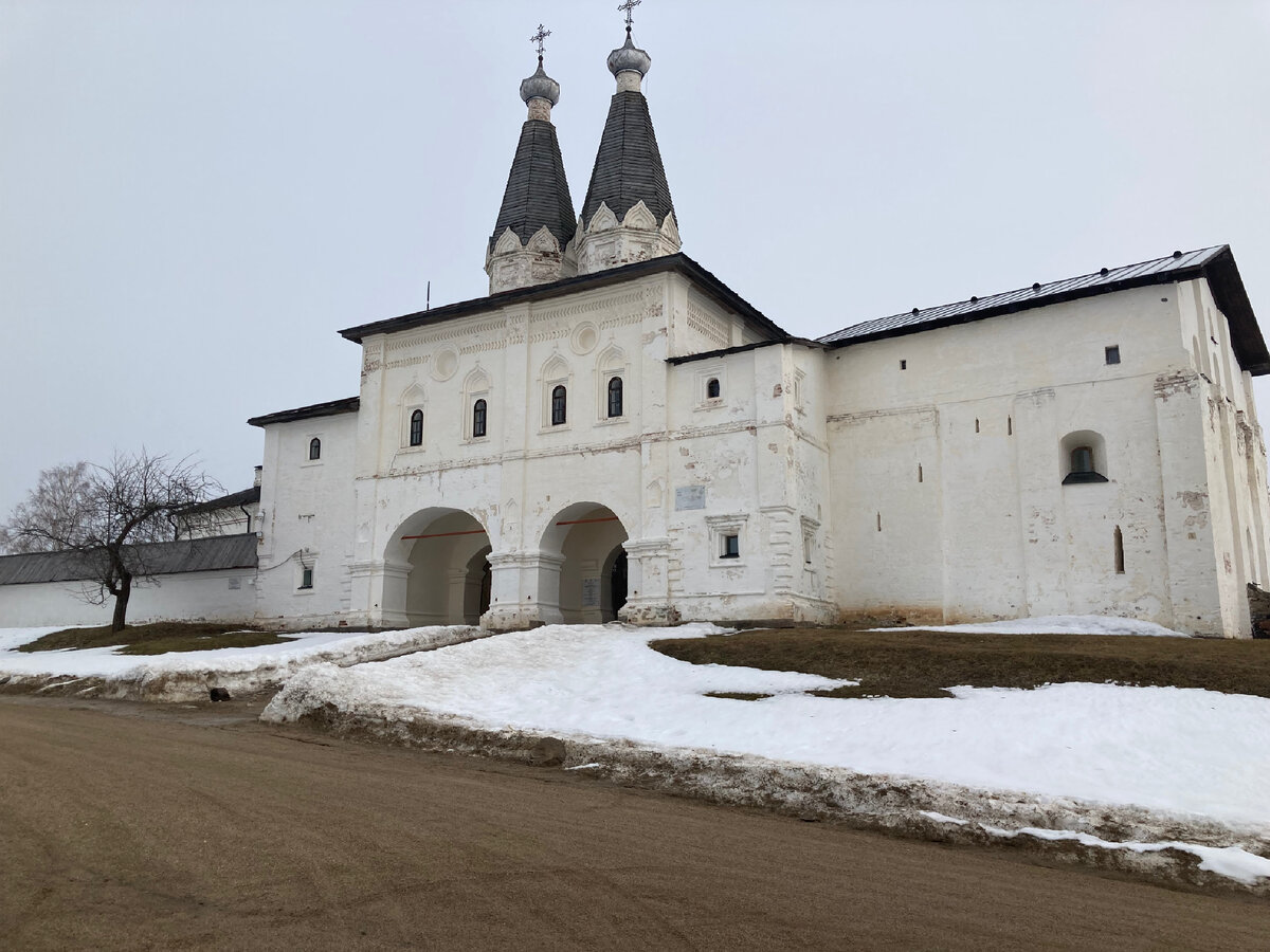 Ворота Ферапонтова монастыря.