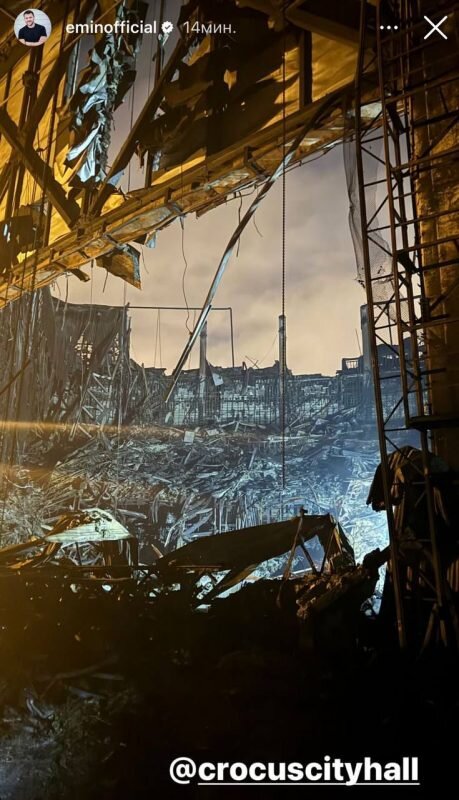    Концертный зал превратился сейчас в руины