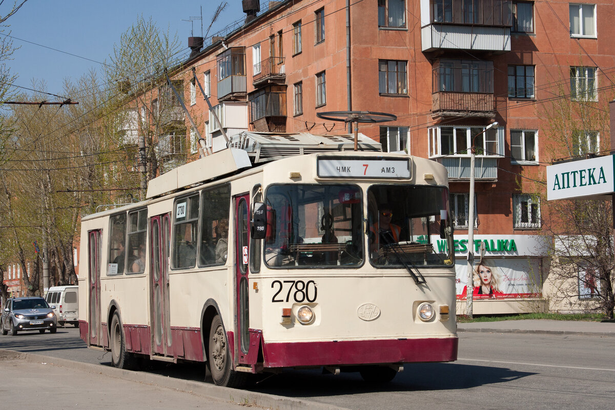 А ну-ка, убирайтесь из автобуса! Другие пассажиры вышли, и вас троих везти до конечной остановки я не собираюсь!-2