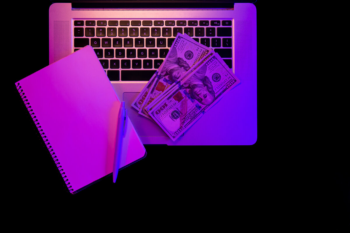 <a href="https://ru.freepik.com/free-photo/laptop-blank-notepad-and-paper-money-in-neon-lighting-top-view_36164775.htm#fromView=search&page=1&position=0&uuid=89715ed0-e674-40c0-9bff-34626676f7a2">Изображение от pvproductions на Freepik</a>
