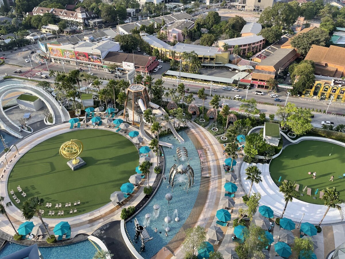 Бассейны, аквапарк, зона отдыха и стеклянный мост. Вид с балкона