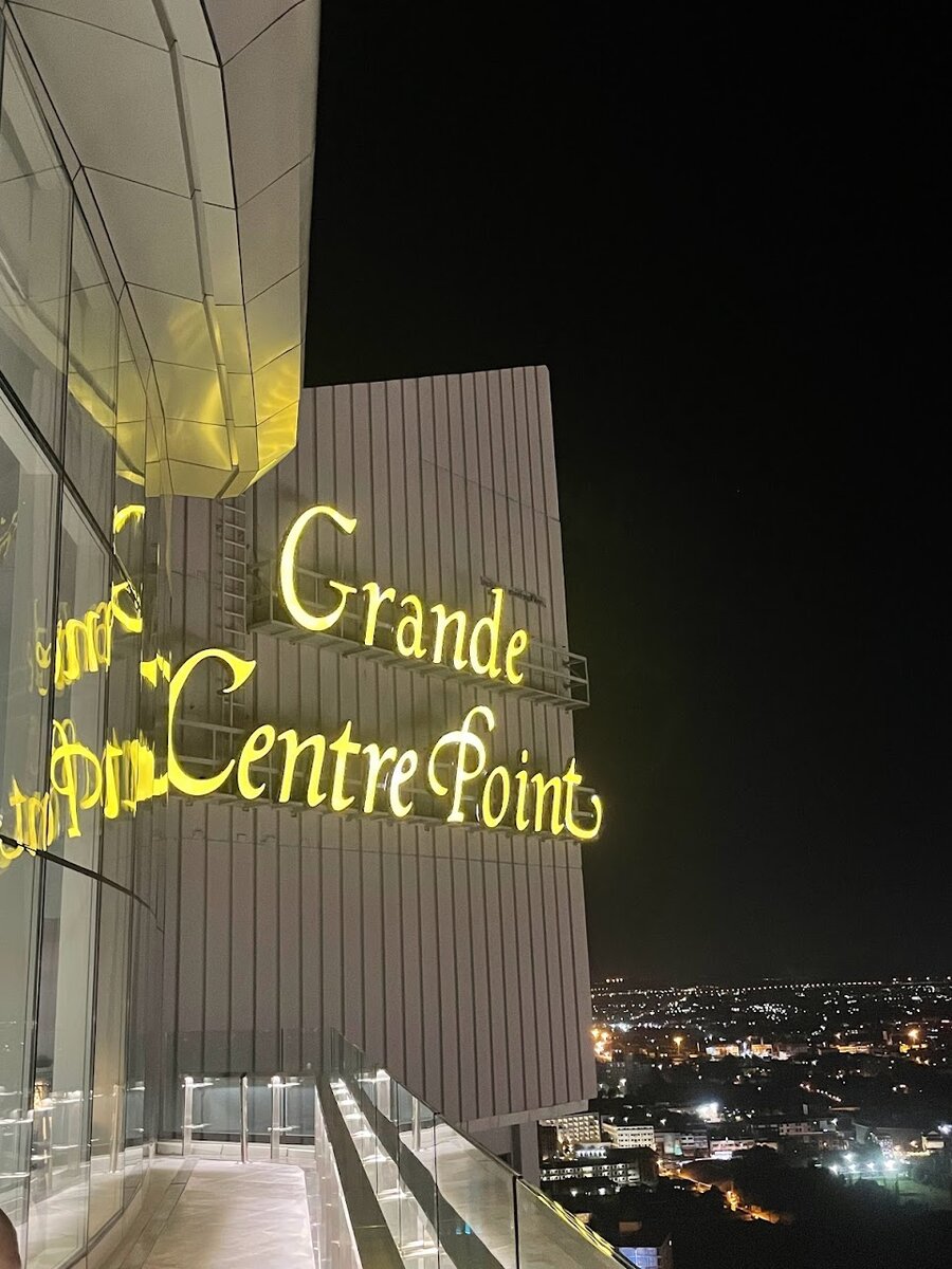 Вывеска на 32 этаже, где ресторан и смотровая