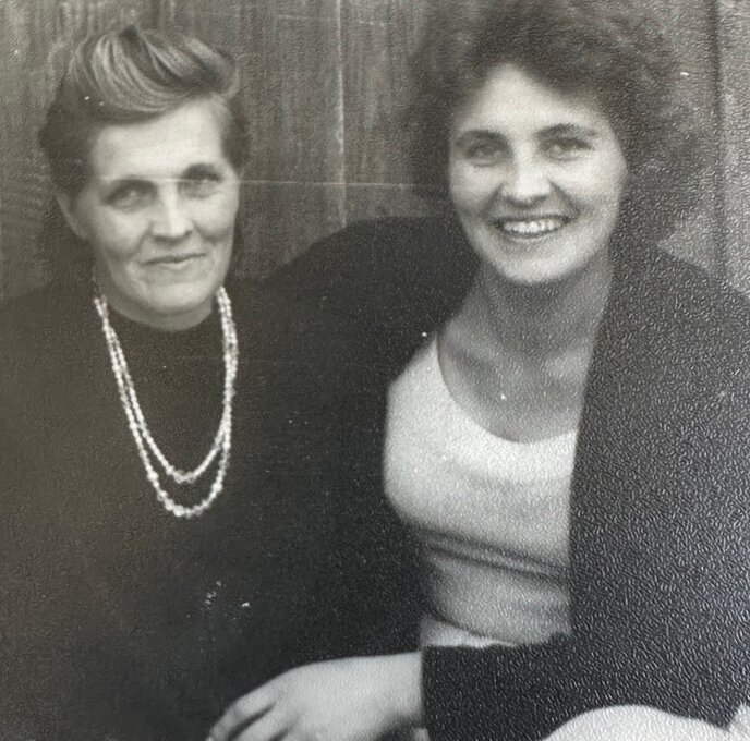 Бабушка Нина - сельская учительница и модница - и мама.