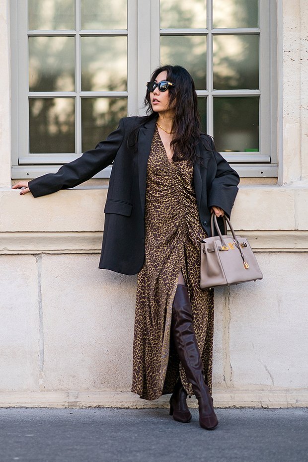    Модный блогер Сяян с сумкой Birkin. Фото: Edward Berthelot / Getty Images