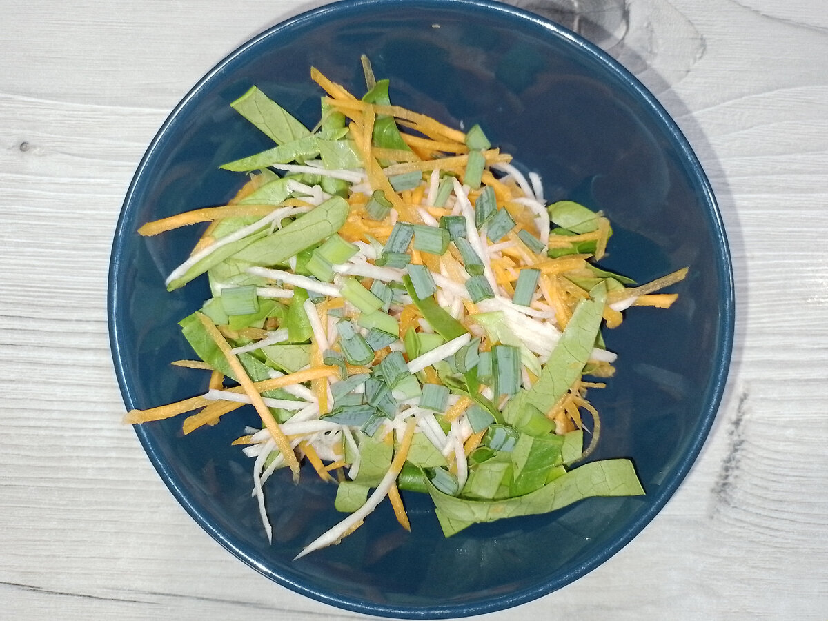 Салат из дайкона, моркови и салатных листьев