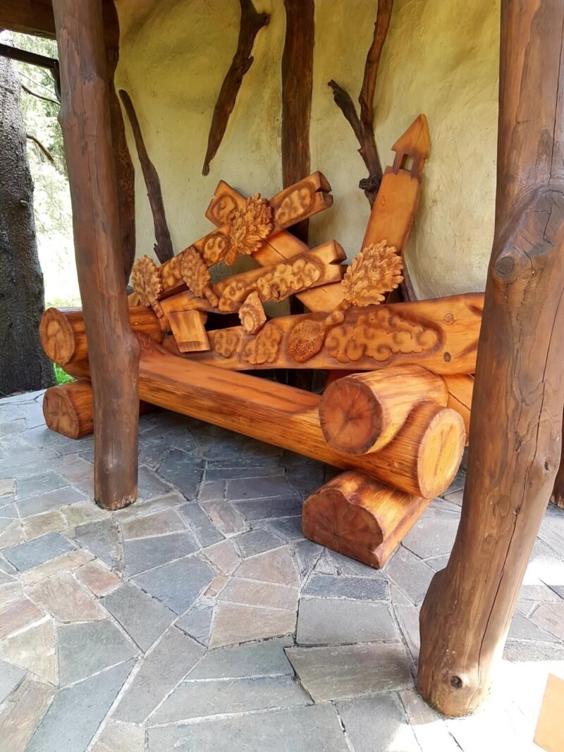 Оформление банной скамьи резьбой по дереву