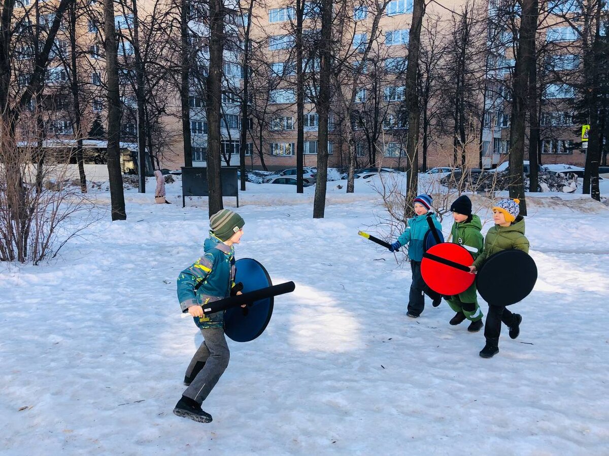 Один боец сражается против троих. Цель – прожить максимально долго, нанеся возможный ущерб противнику