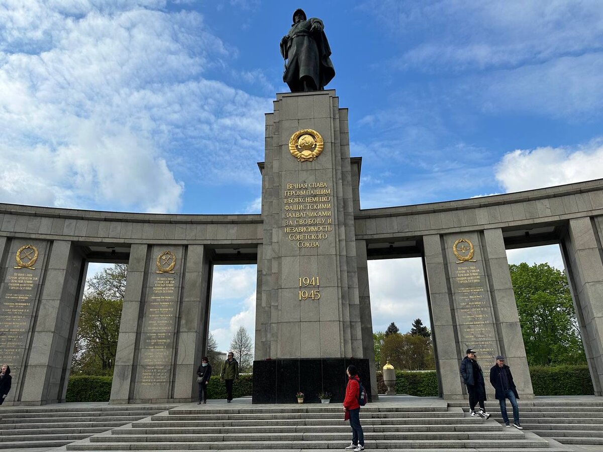 я у монумента памяти героям освободителям Берлина и павшим в ВОВ