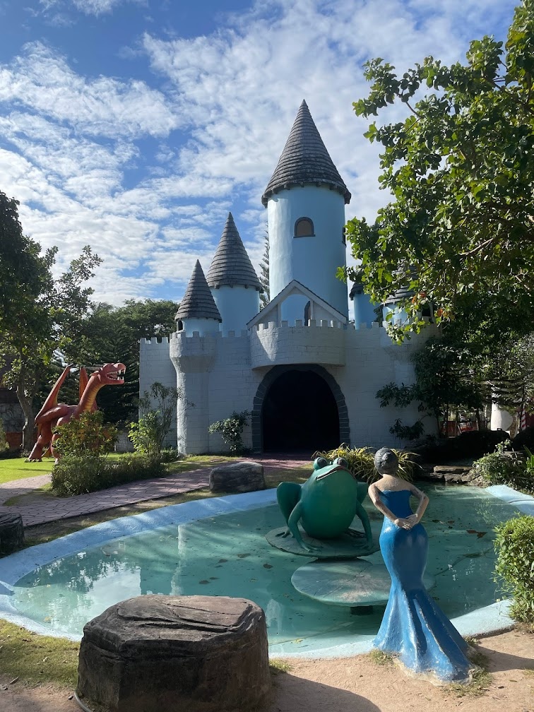 Сказочные герои на ферме и расписание представлений с птицами (листайте карусель)