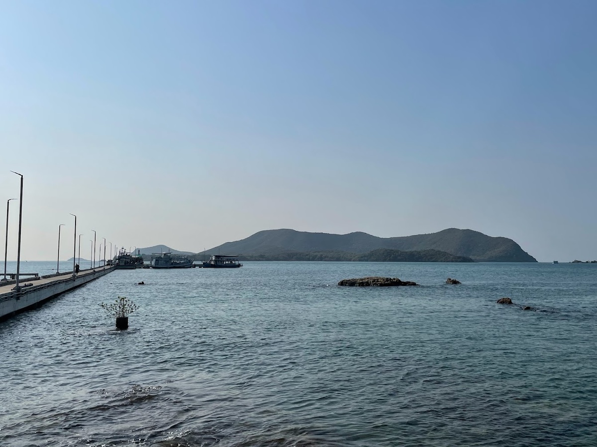 Вид на остров с пирса, откуда мы отплывали