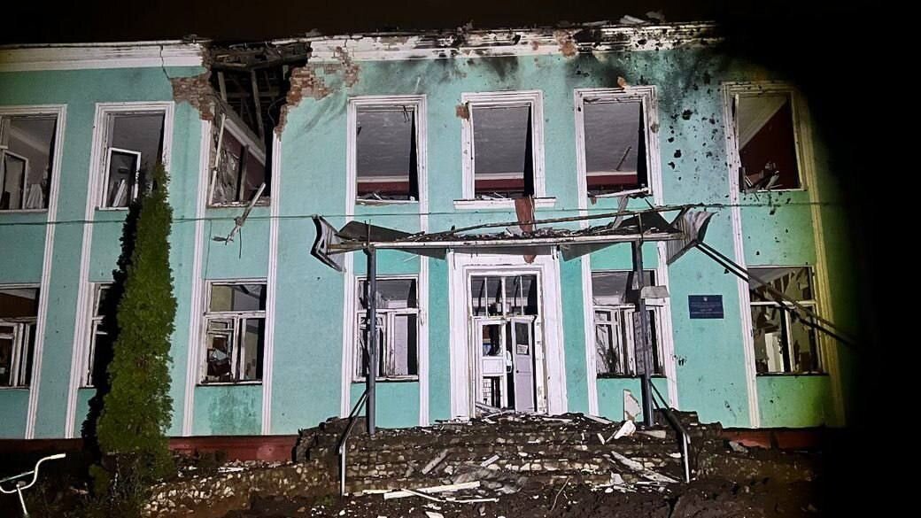 Сообщается о том, что две авиационные бомбы попали в пункт сбора солдат ВСУ в Великой Писаревке. Все жители населённого пункта были эвакуированы достаточно давно, источник – Телеграм-канал Военкор Лисицын