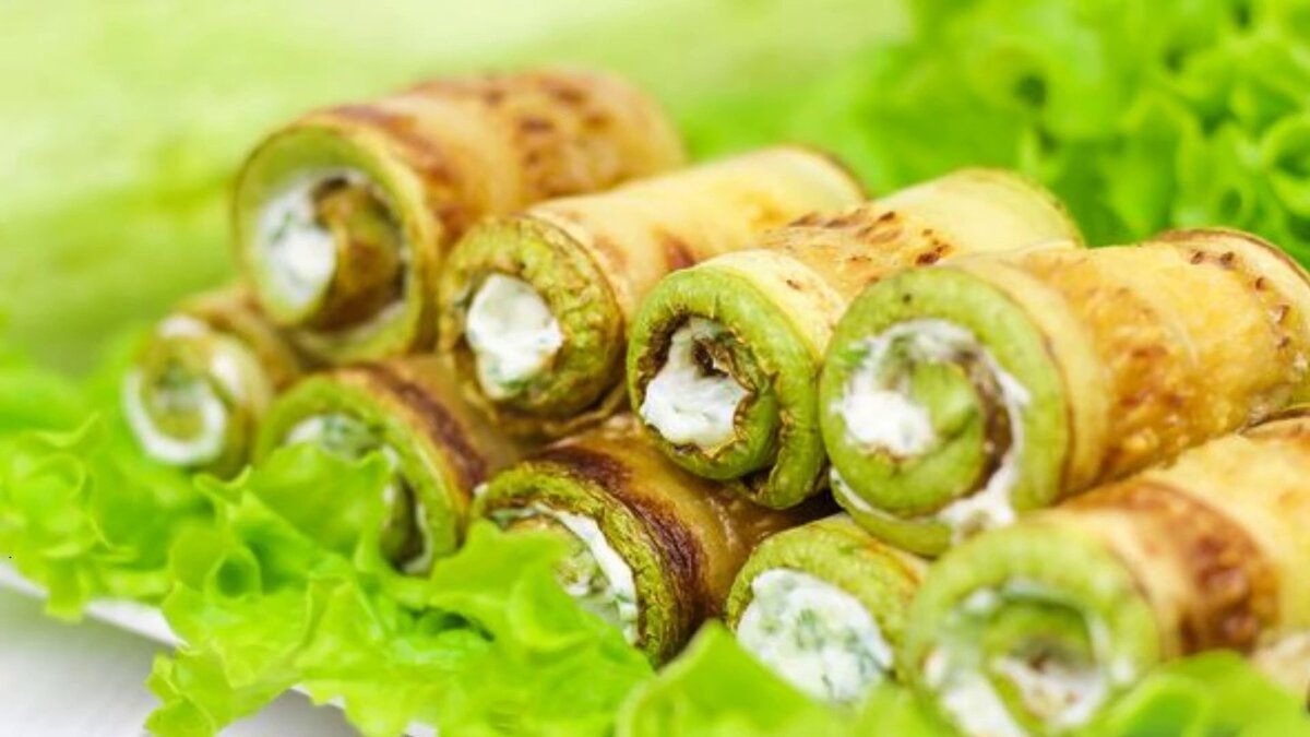 Приветствую всех подписчиков и гостей канала "Закусочный рай"! Сегодня на нашем кулинарном мастер-классе мы приготовим невероятно вкусные и простые в исполнении рулетики из кабачков со сливочным сыром, укропом и чесноком. Это блюдо, несомненно, станет украшением вашего стола и порадует всех гостей своим изысканным вкусом и эстетичным видом.