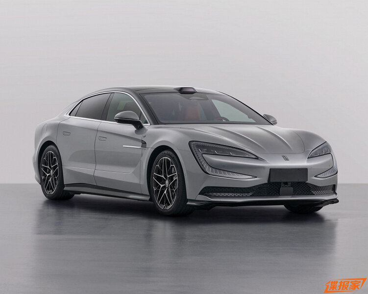 Архитектурой передней панели автомобиль во многом повторяет внедорожник BYD YangWang U8, а сзади в основании центрального тоннеля размещен дисплей прямо как у обновленной Tesla Model 3.