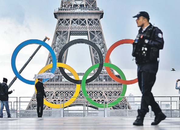 Пять колец на фоне Эйфелевой башни  могут превратиться в насмешку над олимпийскими идеалами. Фото: Zuma/TASS