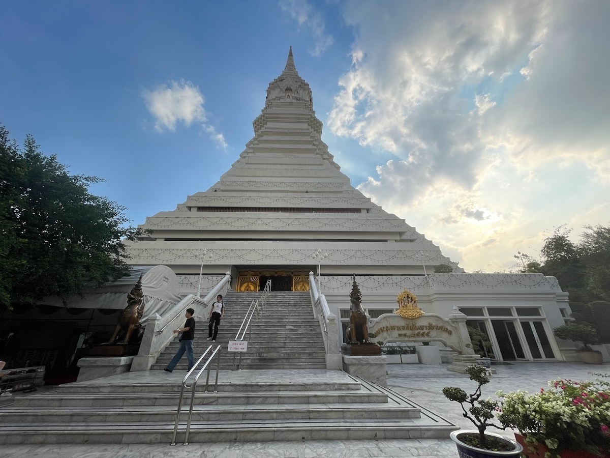 Ступа позади статуи