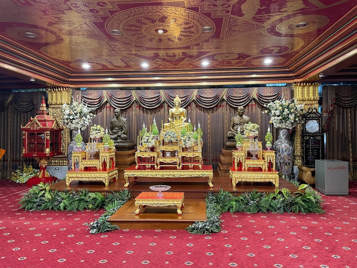 Внутри ступы 