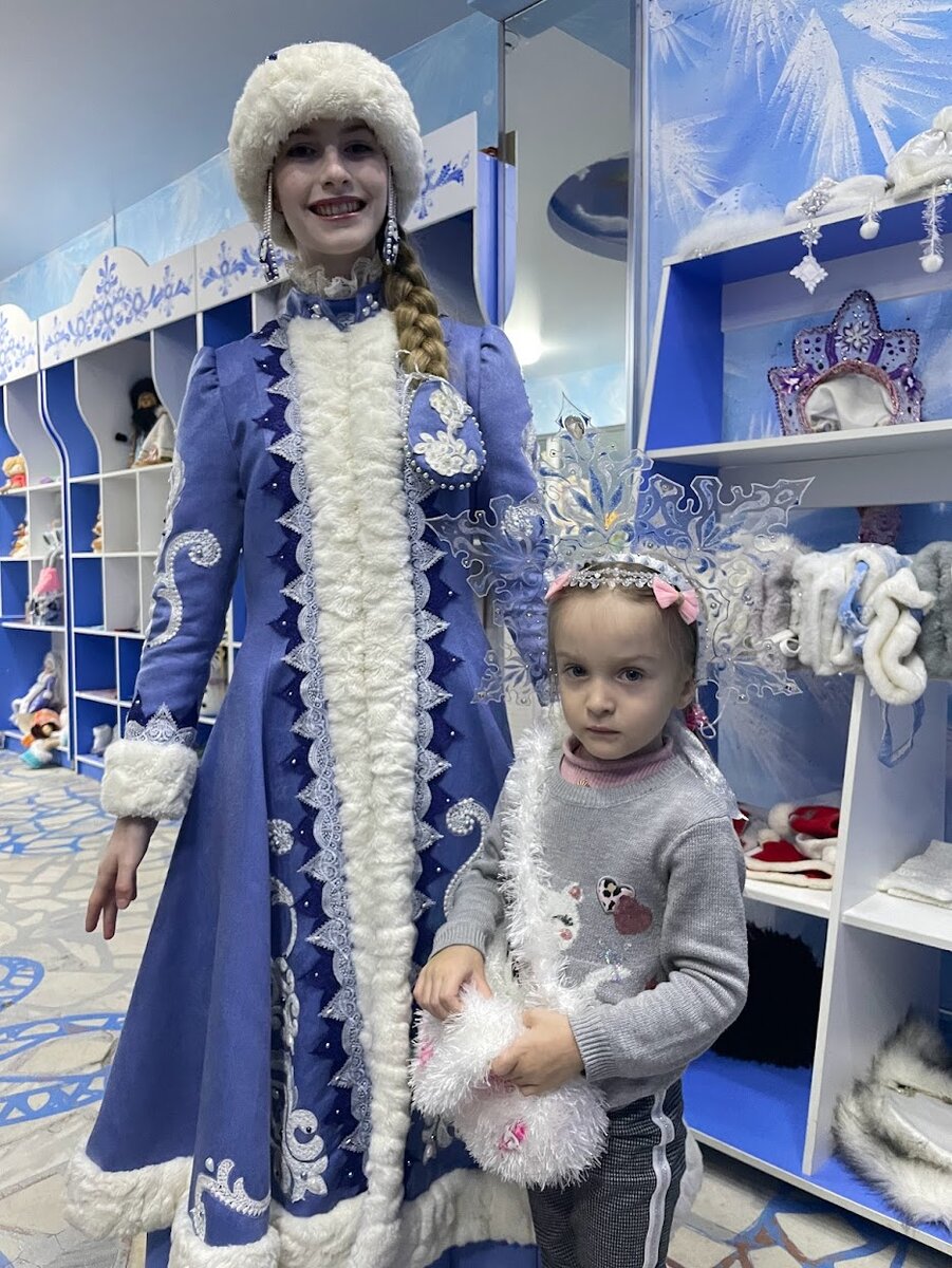 Диана со Снегурочкой примеряет наряды