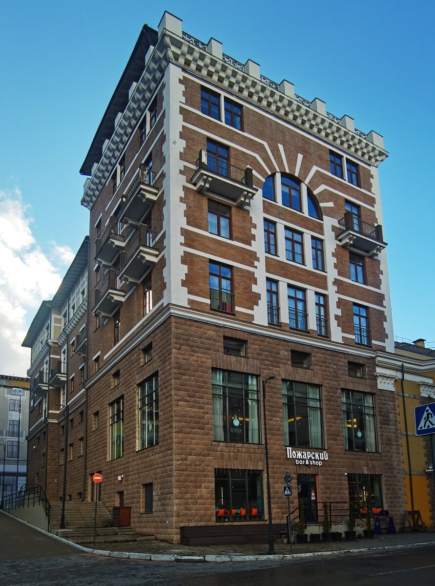 Окна ресторана на втором этаже над вывеской «Пожарский». 