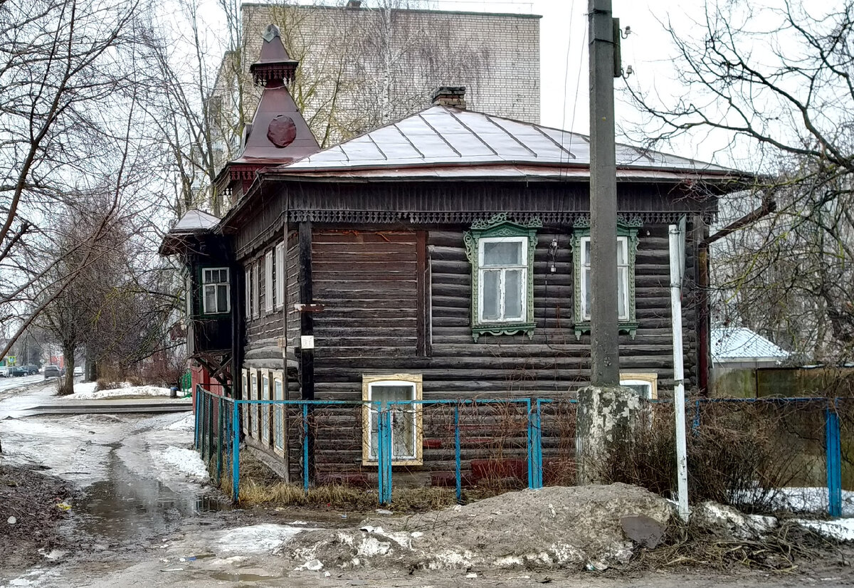 2-х этажный деревянный дом с башенкой, фото автора