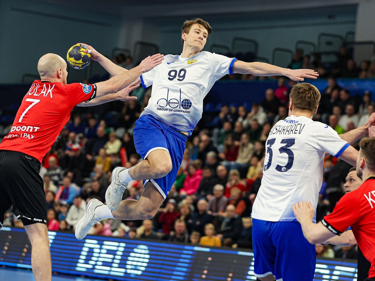 Броску бывшего чеховца пытается помешать нынешний — Артём Кулак