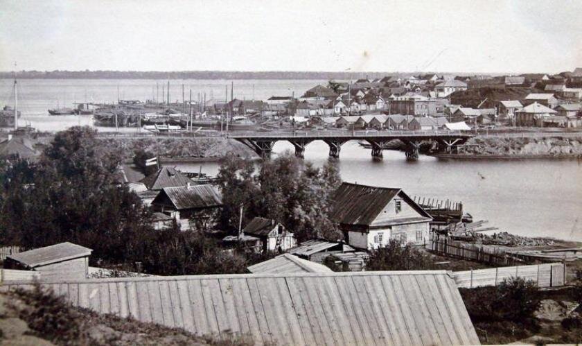 Фото сделано примерно с того места, где в наши дни находится современный Астраханский мост