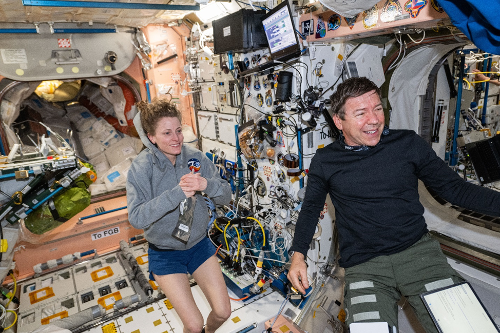 Лорел О`Хара и Майкл Баррат в Узловом модуле Unity. Фото: nasa.blog.com