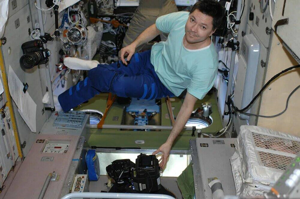 Олег Кононенко наблюдает Землю. Фото: spacefacts.de