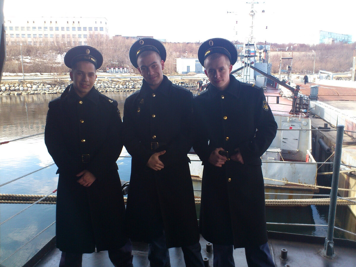 Перед демобилизацией последний справа.вес 64 