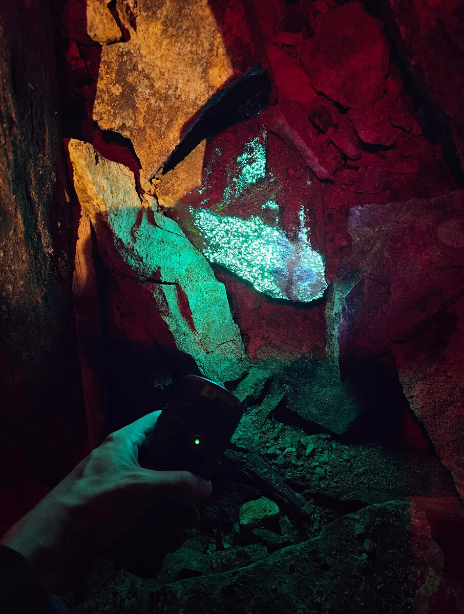 Люминесценция минерала шрёкингерита в УФ-свете