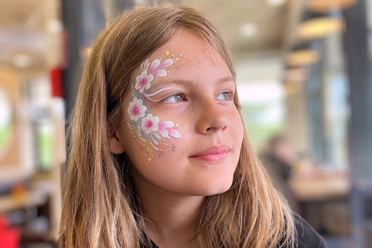 Цветы с базовыми линиями в аквагриме. 