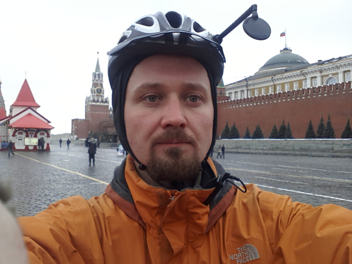 Не слишком атлетичен. Зато какая борода! Вы видите на фотке грыжи спины? И я не вижу...
А они есть!