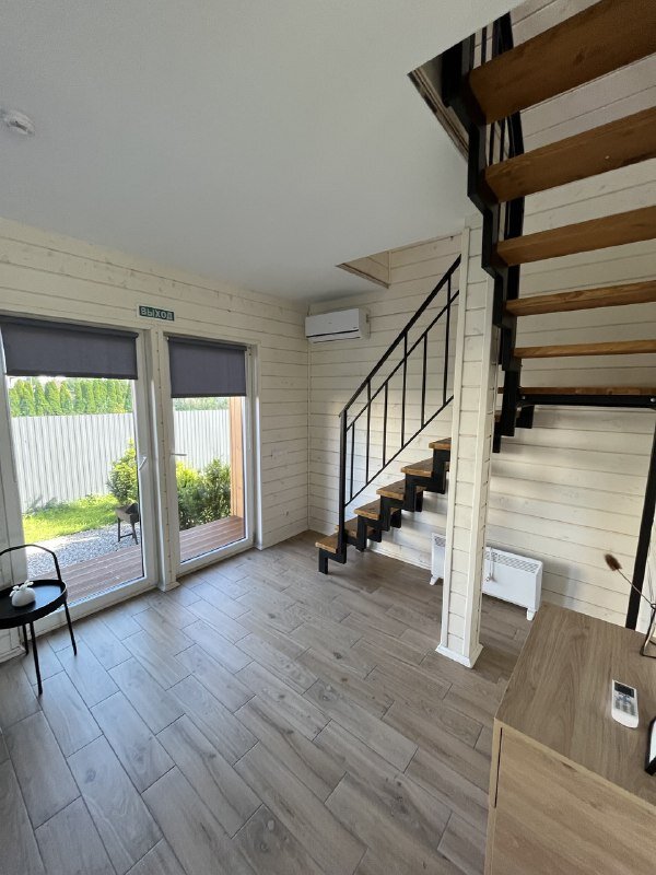 Дача 39 (The Dacha 39), внутри домика, комната на 1м этаже, выход на зону для барбекю